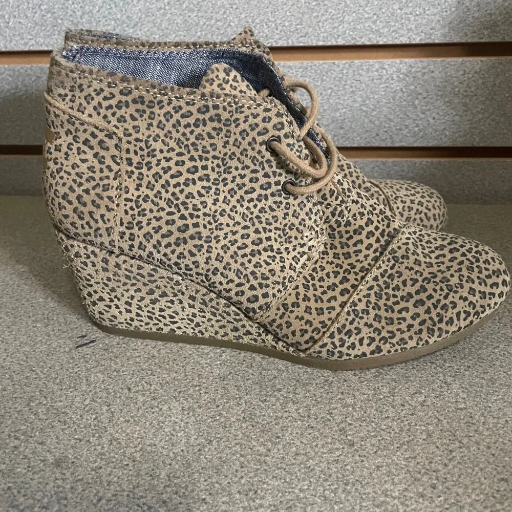 TOMS Desert Wedge Leopard Print Lace‎ Up Ankle Booties Shoes Women's Size 7.5